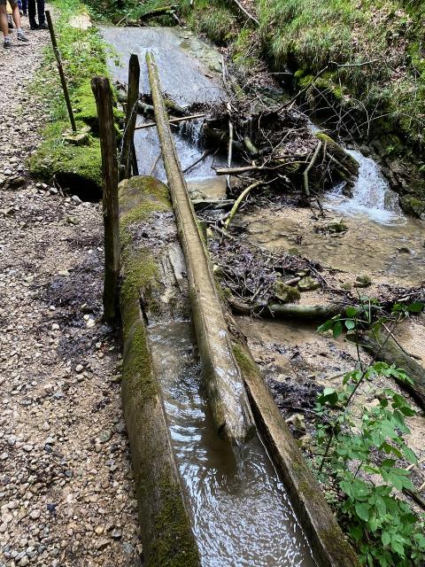 Bach mit Rohr zum Ableiten des wassers